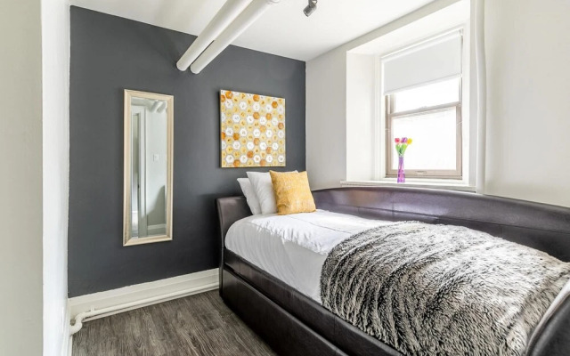 2BR Apt With Netflix- In the Heart of DT Hamilton