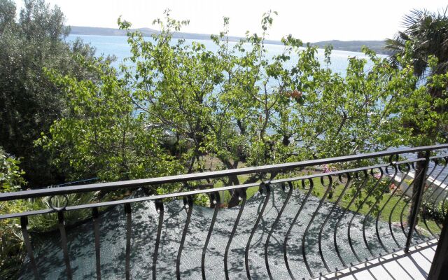 Apartment Vlatkica - 10 m from beach: A1 Vlatkica Maslenica, Zadar riviera