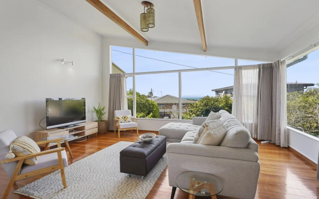 Dazzling Mairangi Bay Retreat Sea Views