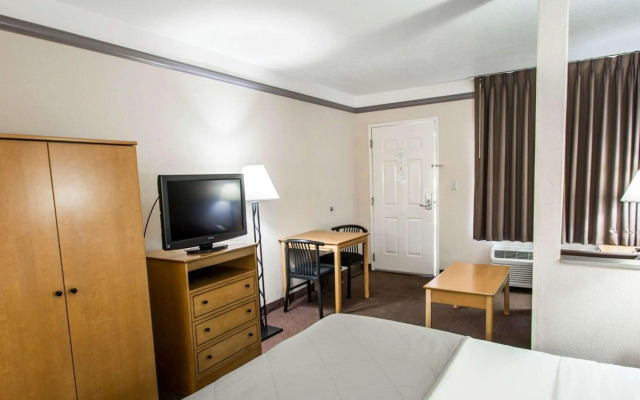 Clarion Suites Maingate