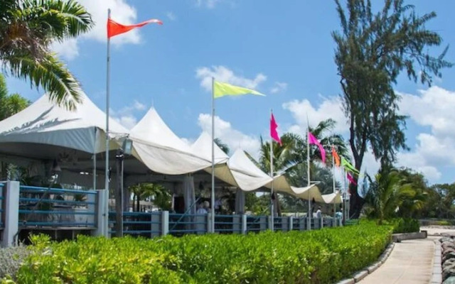 Sungazer - Holetown Apt & Beach Club on West Coast