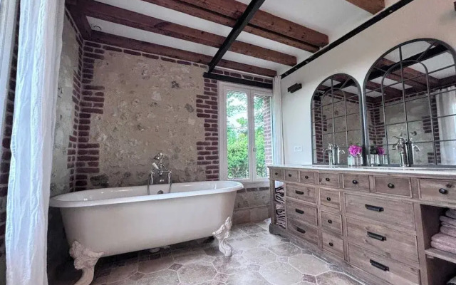 Exceptional 5 Bedroom House Near the Beach