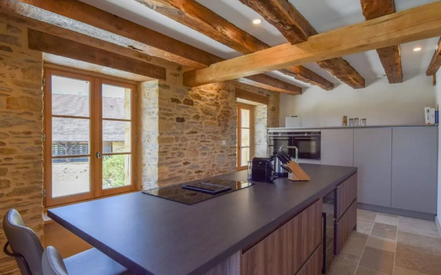 Hilltop Cottage With Pool