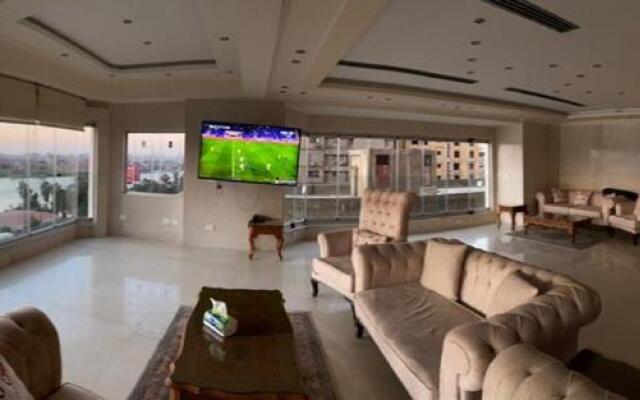 شقه على كورنيش المعادى تطل مباشرة على النيل للعائلات فقط