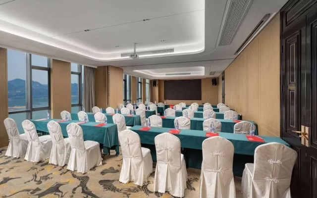 Ramada By Wyndham Yichang Riverside