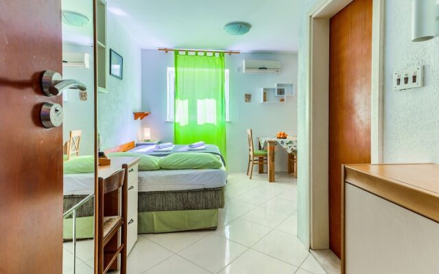 Studio With Shared Garden, 3 min Walk to the Beach