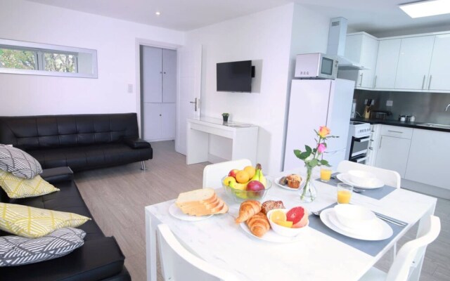Modern Sea Front Apartment Sleeps 10