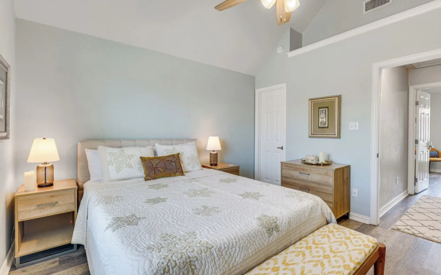 Central College Station Townhome w/ Community Pool