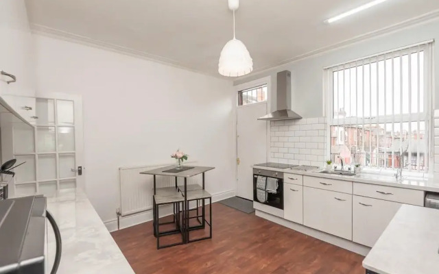 Leeds 4-bed House - Sleeps 9, Free Parking & Wifi