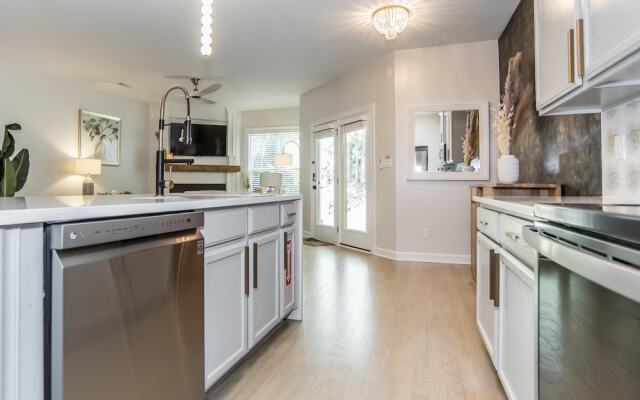 Luxury Three Bedroom Townhome Near Cary