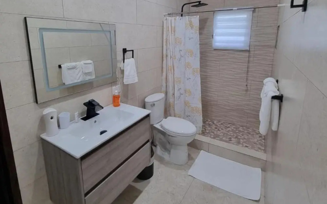 Condo With Pool - Sleeps 8 & bbq Facilities