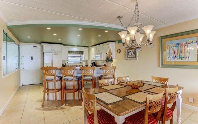 Tastefully Decorated Condo with Scenic Beach Views by RedAwning
