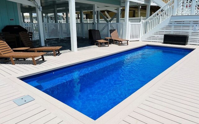 Holden R Breath 4 Bedroom Home by RedAwning