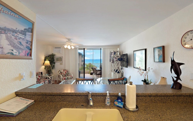 Kona Reef F2 Charming Oceanfront Condo for 4!