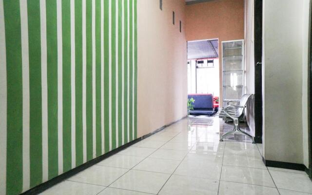 RedDoorz near Alun Alun Batu