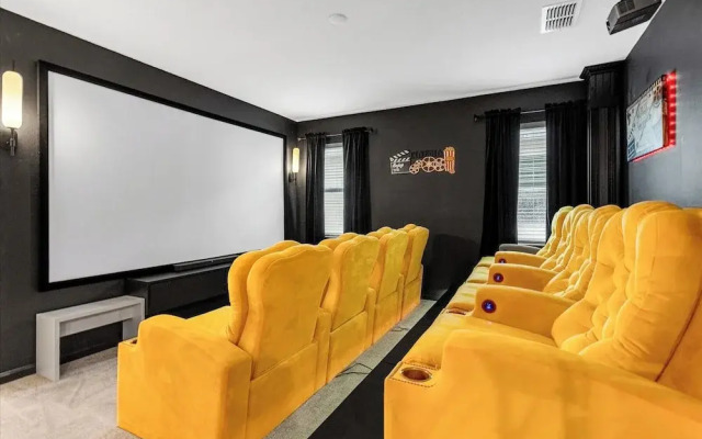 Upstay - Guest Home w Cinema Theme Rooms