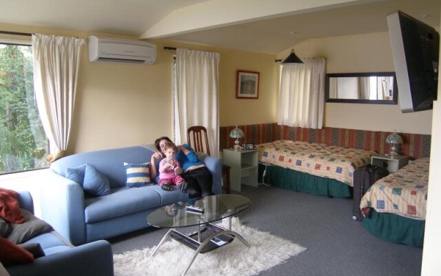 Larch Hill Bed & Breakfast / Homestay