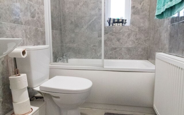Ideal Home Away in Bury