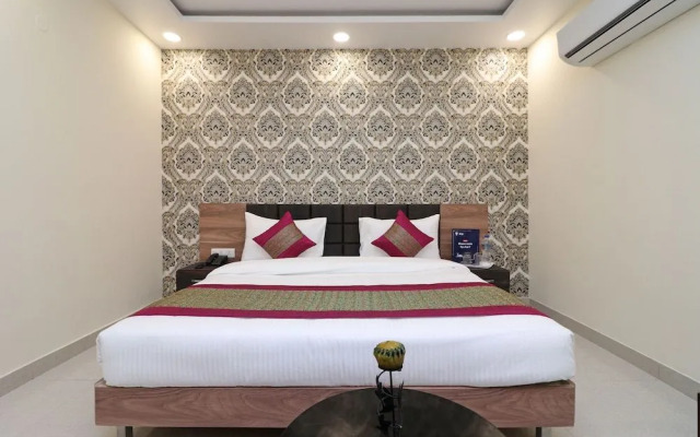 OYO 11611 Royal Palace Inn