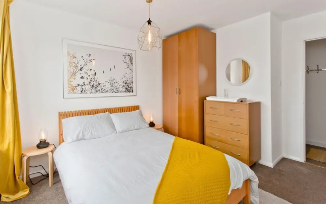 Arty 2 Bedroom Flat By Leith Shore