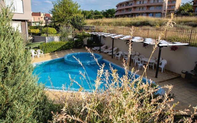 FM Premium 1-BDR Apartment with Pool & Parking - Summer Days