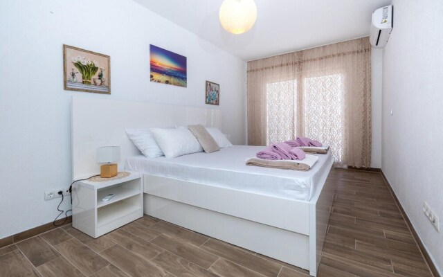 Stunning Apartment in Komarna With Wifi and 3 Bedrooms