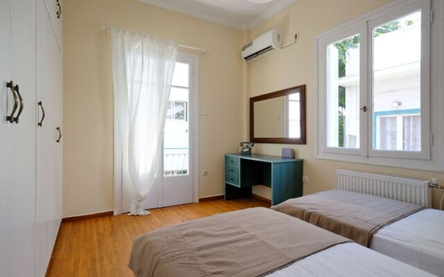 Brand new cottage house in Athens close to Stauros Niarxos foundation.