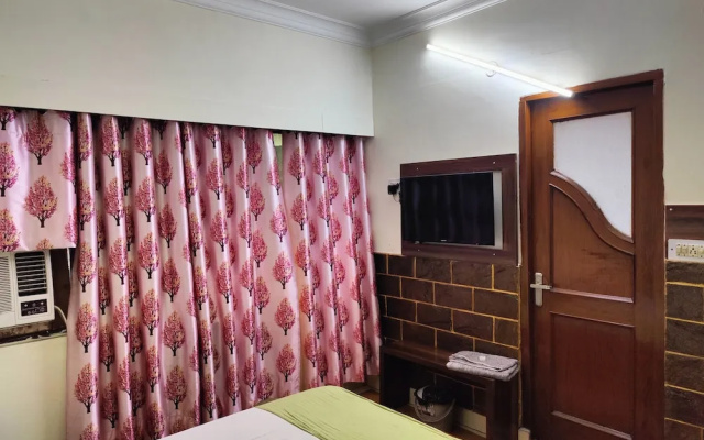 Harish Guest House -Railway Station Road