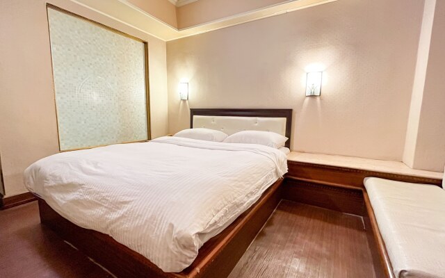 Spring Art Hotel