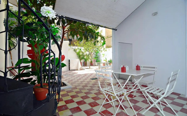 Neoclassical House with Unique Athenian Yard (nearby metro station)