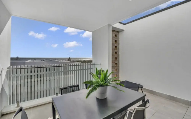 Oceanview Luxury With Dedicated Workspace