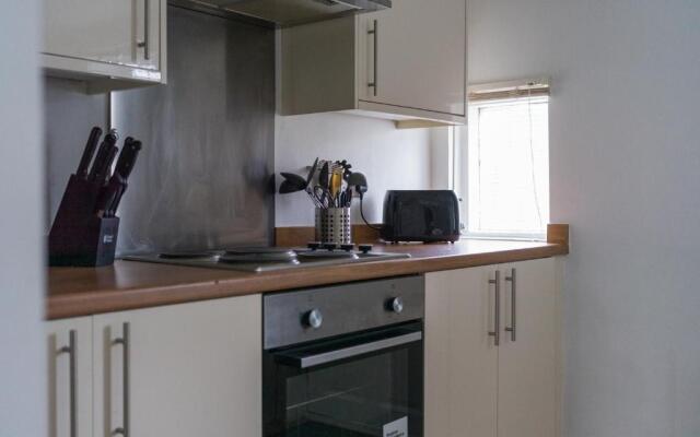 House - Sleeps 4 - Pet Friendly - Parking - Garden