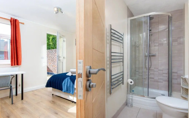 Saltwell Street - Deluxe Guest Room 4