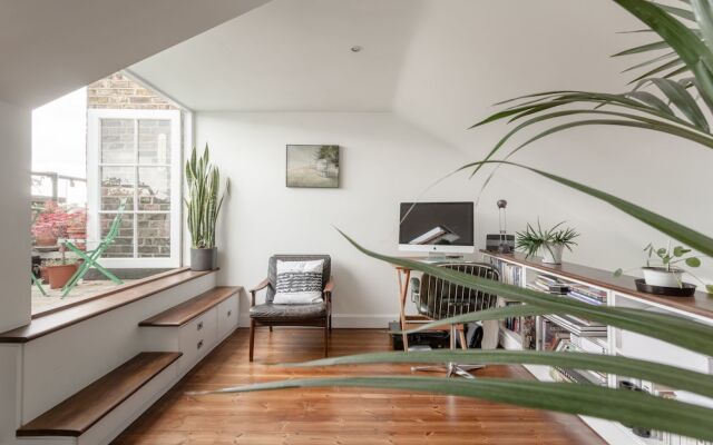 Modern 2 Bedroom Apartment With Balcony Close To Borough tube