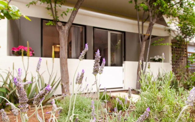 Sweet Suite Flora in Vouliagmeni