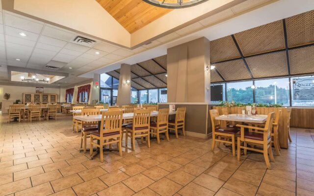 Jolly Roger Inn & Resort