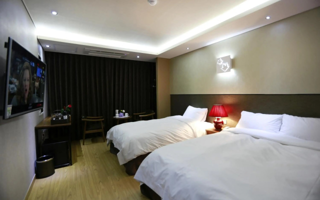 Black Sands Hotel