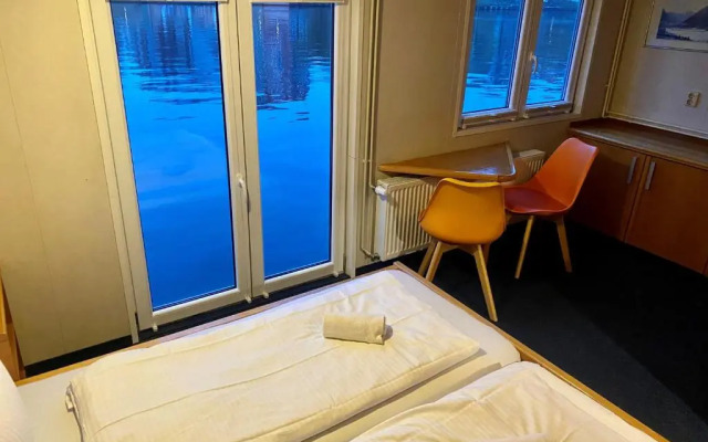 Eastern Comfort - The swimming hostel