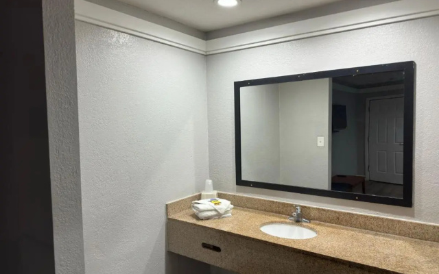 All Seasons Inn  Suites