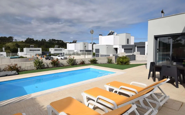 Lavish Villa in Foz do Arelho With Private Pool