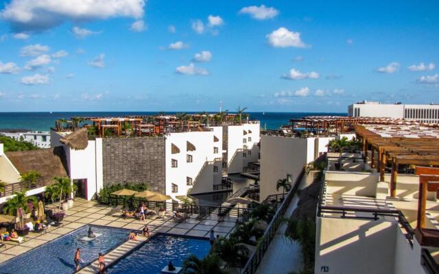 Aldea Thai by oceanfront