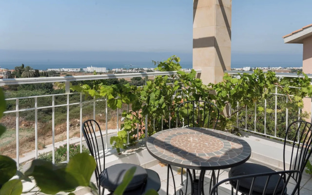 Phaedrus Living: Seaview Hilltop Maisonette
