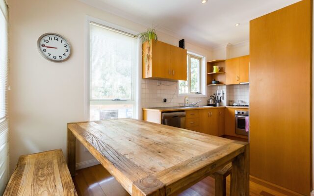 KIM, 2BDR West Melbourne Apartment