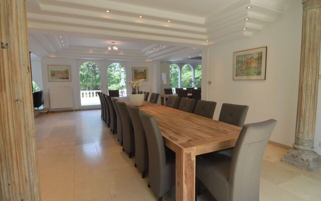 Luxurious Mansion in Brakel with Pond