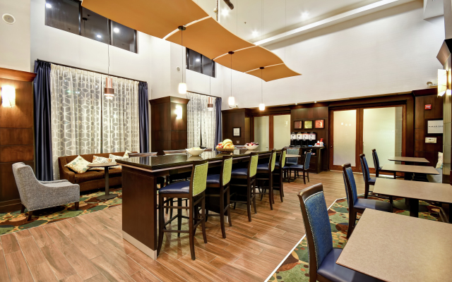 Hampton Inn & Suites Detroit-Canton