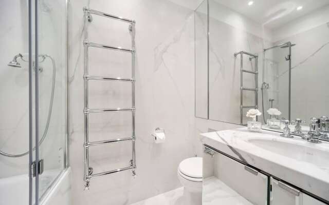 Luxurious 1BR Period Property in Kensington