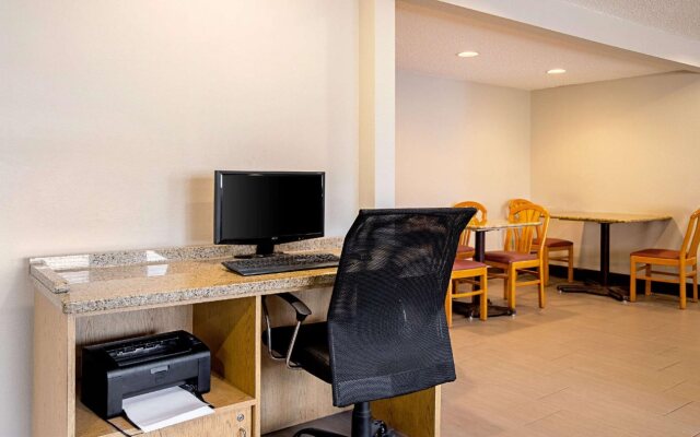 La Quinta Inn Milwaukee Northwest