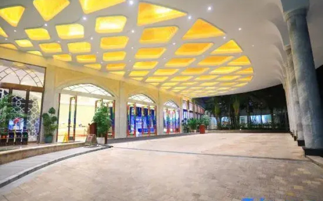 Xinjiang Plaza Holiday Hotel