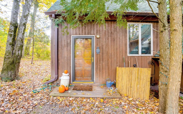 Stunning Lake & Mtn Views: Cozy Catskills Cabin!