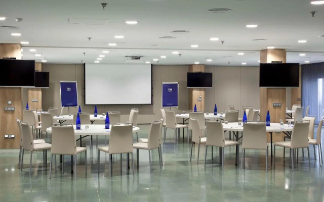 Отель NH Madrid Ventas